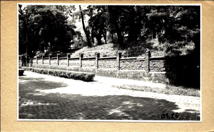 mur ogrodzenia cmentarza kość. par. św. Stanisława i Wacława strona południowa, skan 2