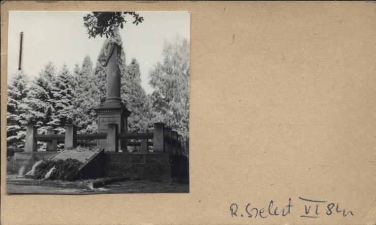 obelisk z sercem Kutuzowa na cmentarzu żołnierzy radzieckich, skan 2