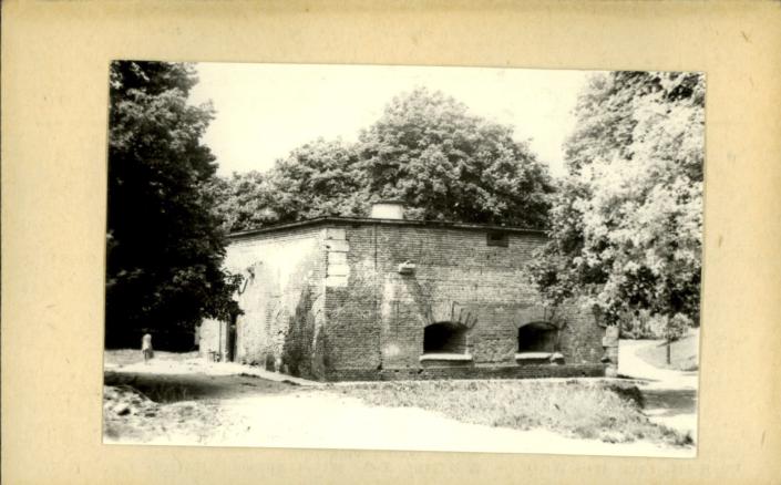 muzeum w parku, tzw. kojec, skan 2