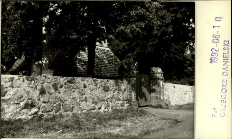 brama i mur cmentarza, skan 2