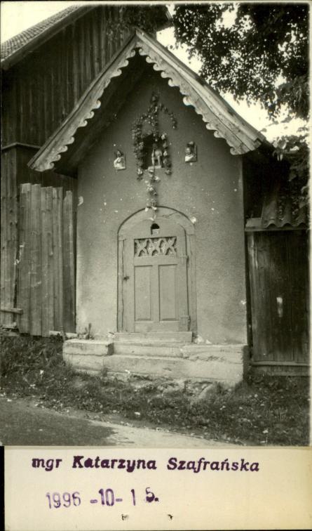 kapliczka obok budynku, skan 2