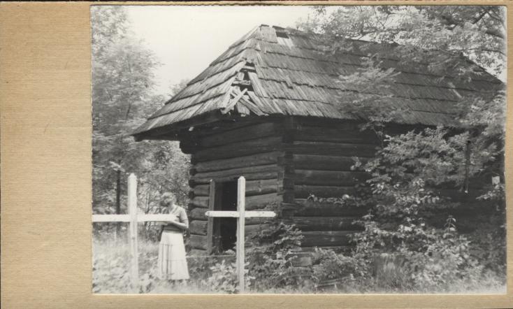 domek drewniany na cmentarzu, skan 2