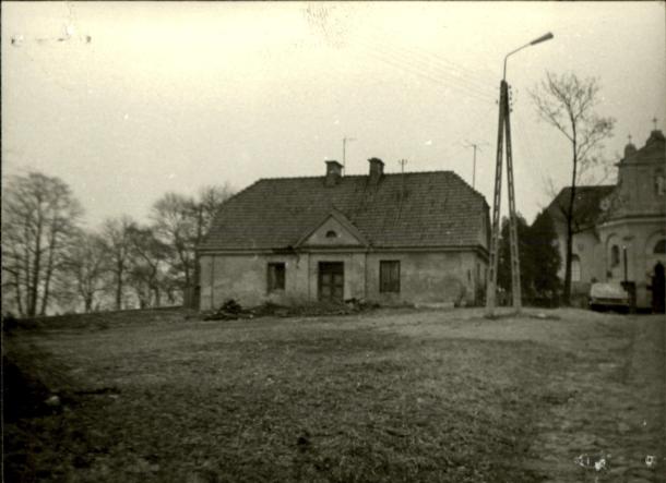 dom kościelny w zes. koś. pw. św. Krzyża, skan 3