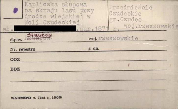 kapliczka słupkowa na skraju lasu przy drodze wiejskiej w Woli Czudeckiej, skan 1