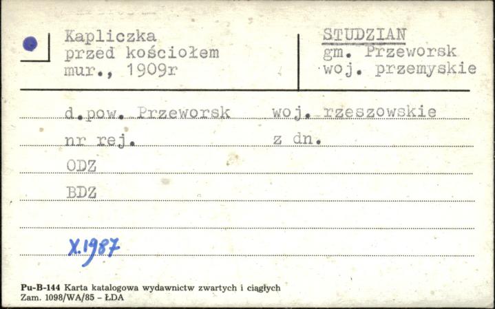 kapliczka przed kościołem, skan 1