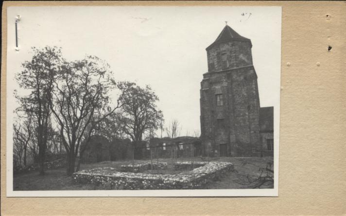 główny bud. zamkowy z basztami (pozostałości), skan 2