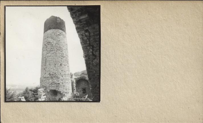ruiny zamku - przybramna wieża strażnicza, skan 2
