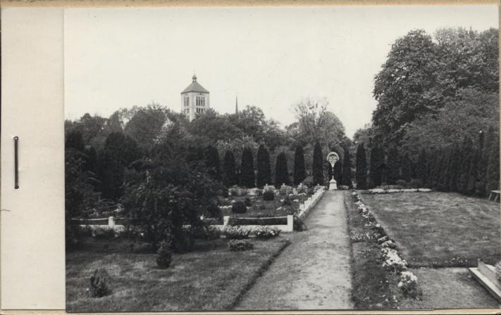 cmentarzyk w zespole klasztornym, skan 3