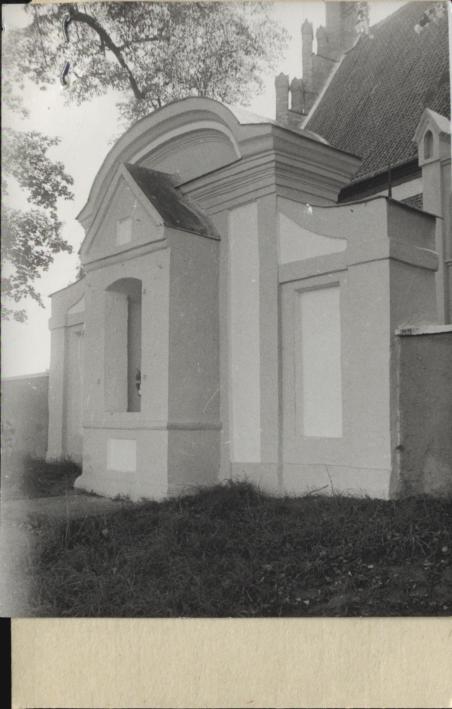 kapliczka w murze kościoła paraf. pw. św. Apostołów Piotra i Pawła, skan 2