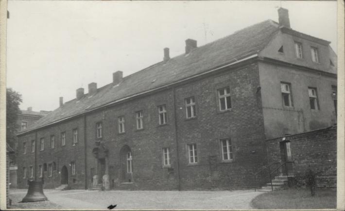 klasztor kanoników laterańskich, ob. dom parafialny, skan 2
