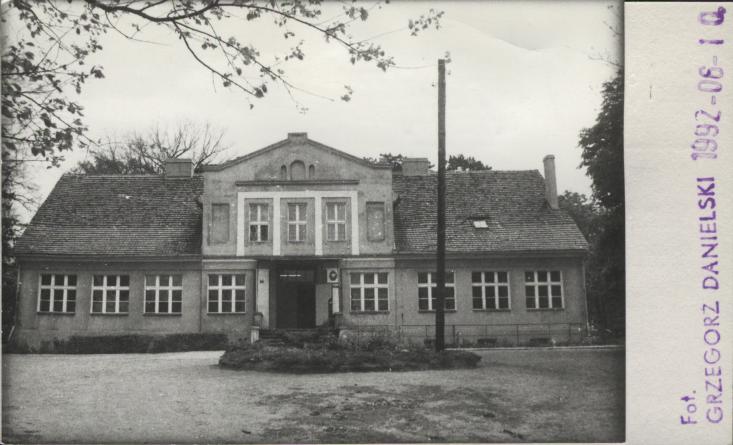 dwór, ob. szkoła podstawowa, skan 2