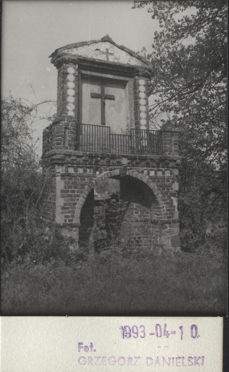 kapliczka - cmentarz przykościelny, skan 2