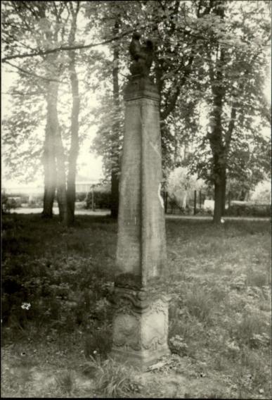 obelisk w parku pałacow., skan 2