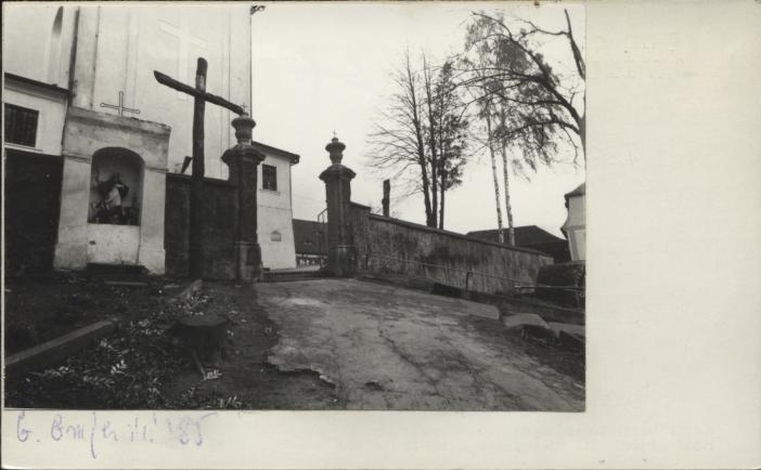 mur cmentarny z bramą, skan 2