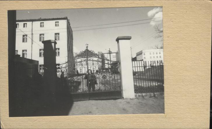 GS - Wołów biura - brama wjazdowa, skan 2