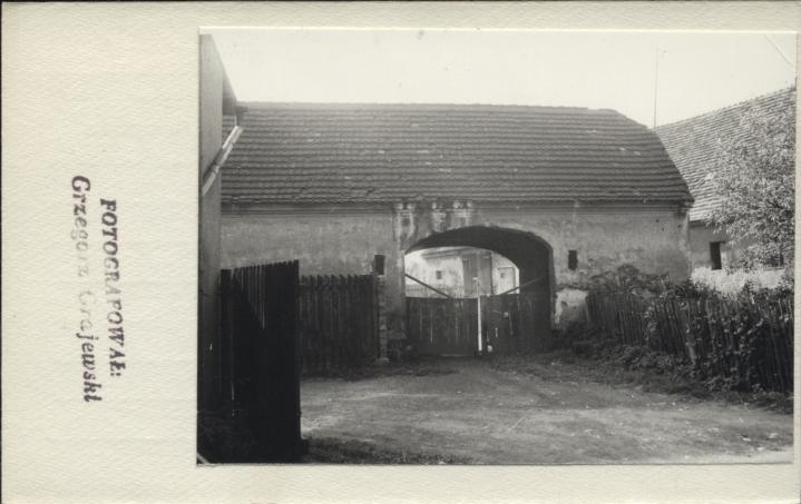 budynek gospodarczy z bramą przejazdową, skan 2