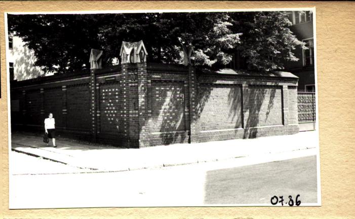 mur ogrodzenia posesji, skan 2