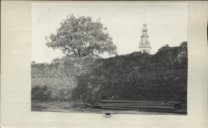 fragmenty pierścienia murów d. obwarowań miej., skan 2