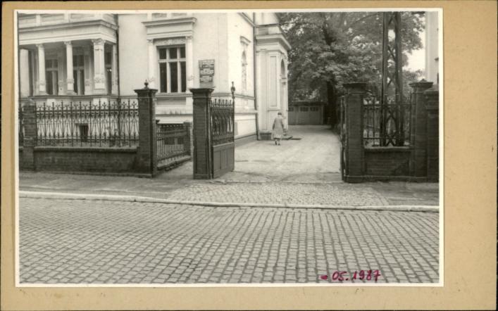 mur ogrodzenia z kratą, skan 2