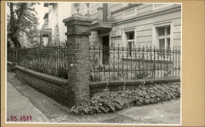 mur ogrodzenia z kratą, skan 2