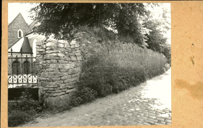 mur z bramą - przy kośc. ewangelickim, ob. katolicki NMP Matki Kościoła, skan 4