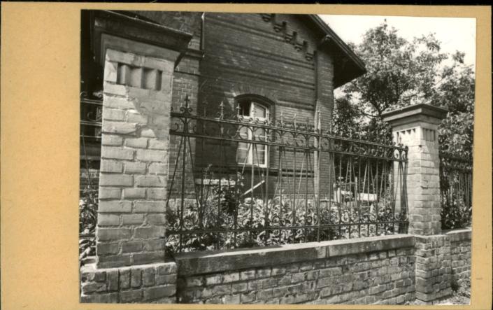 dom mieszkalny, fragment ogrodznia, skan 2