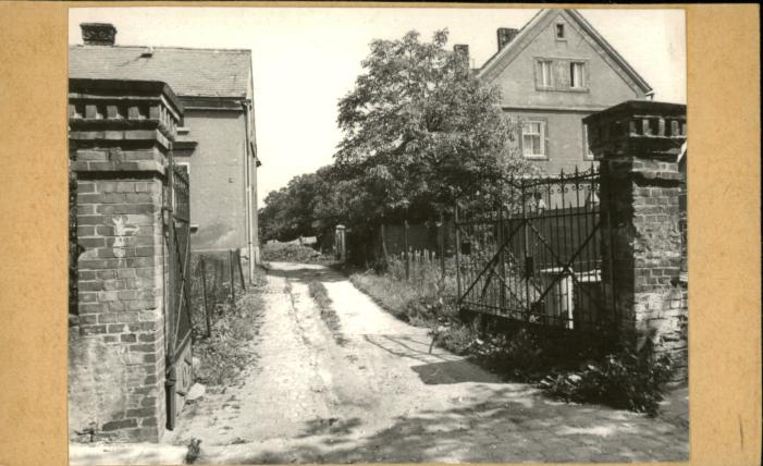 dom mieszkalny - brama, skan 2