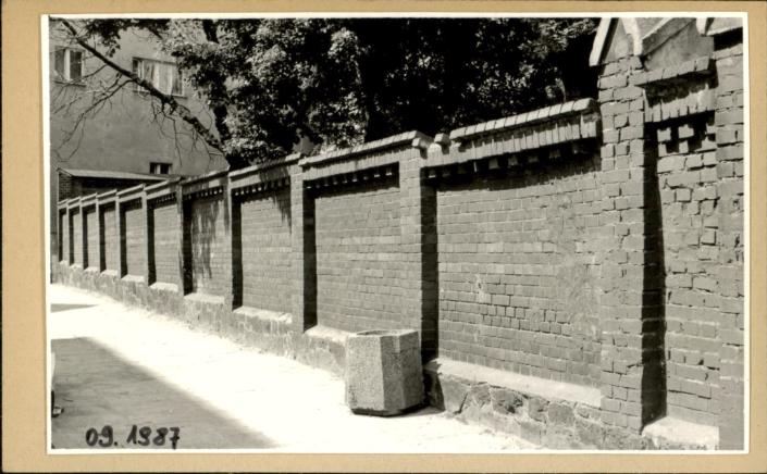 mur ogrodzenia z bramą, skan 2