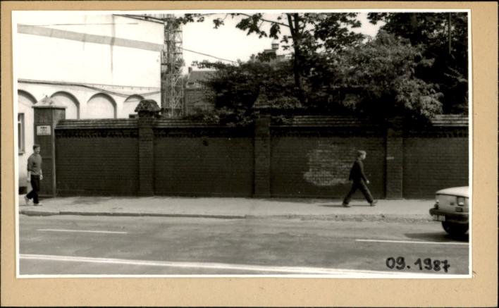 mur ogrodzenia z bramą, skan 2