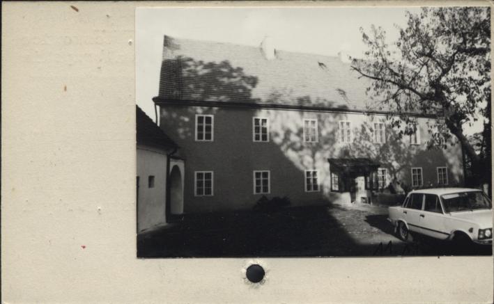 plebania, dom mieszkalny k. kościoła (na prawo), skan 2