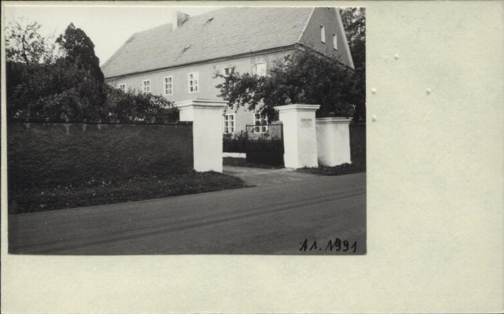 mur ogrodzenia z bramą plebanii, skan 2