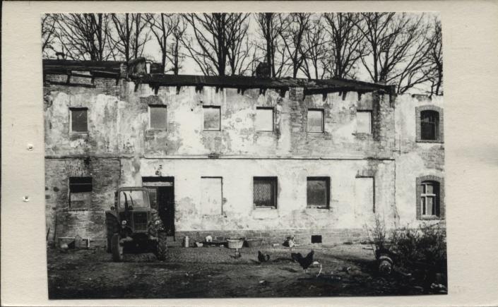 Zabudowania gospodarcze w zespole pałcowym, skan 5