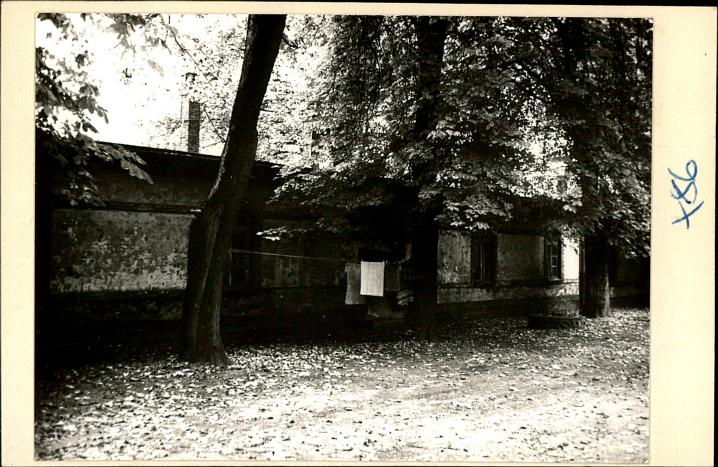 budynek w koszarach, skan 2