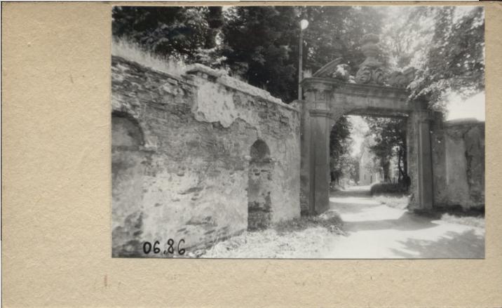 mur z bramą wjazdową, skan 2