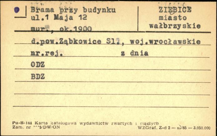 brama przy budynku, skan 1