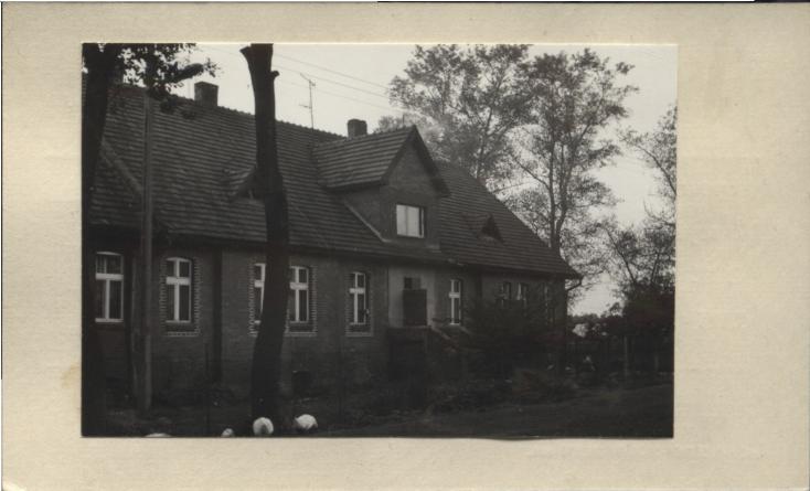 dom mieszkalny pracowników folwarcznych, obecnie PGR, skan 2