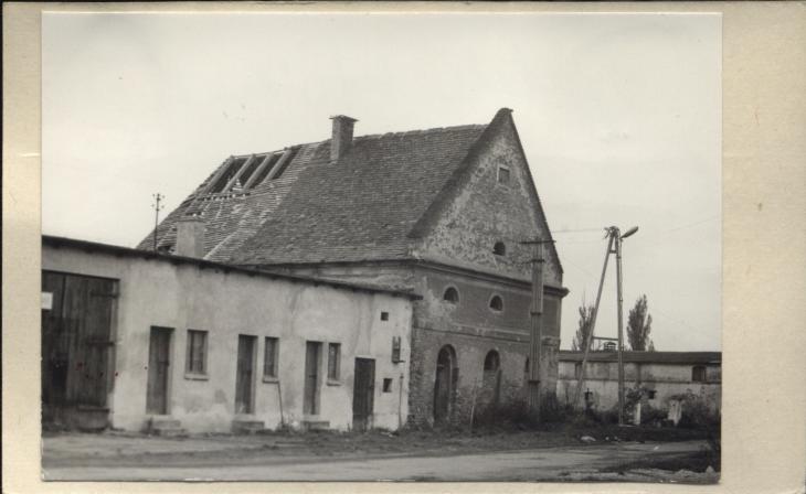 spichlerz (z pomieszczeniem na kierat), ob. częściowe kurniki PGR, skan 2