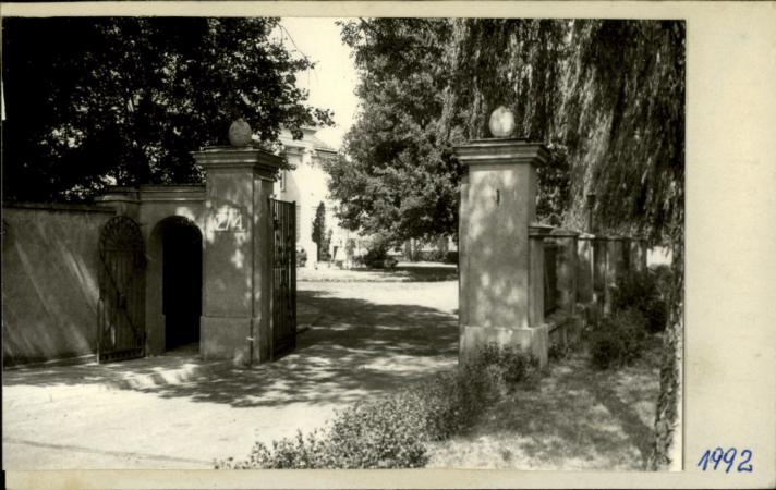 brama z ogrodzeniem, skan 2