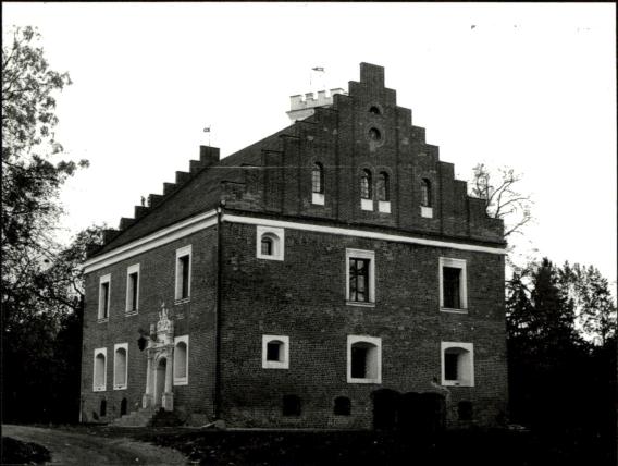 dwór, tzw. zamek, skan 6