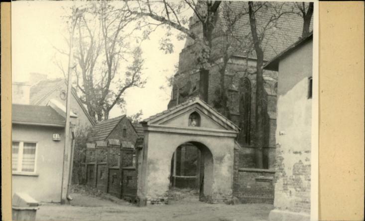 brama kościoła z ogrodzeniem, skan 2