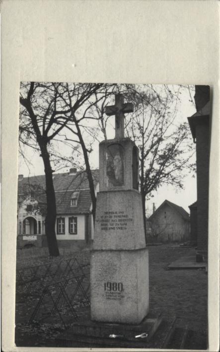 krzyż przy kościele, skan 2