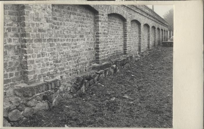 mury miejskie - narożnik płd.-wsch., mur od str. ul. 22 stycznia - widok na mur arkadowy, skan 2