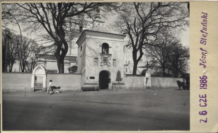 brama-dzwonnica przy kościele par., skan 4