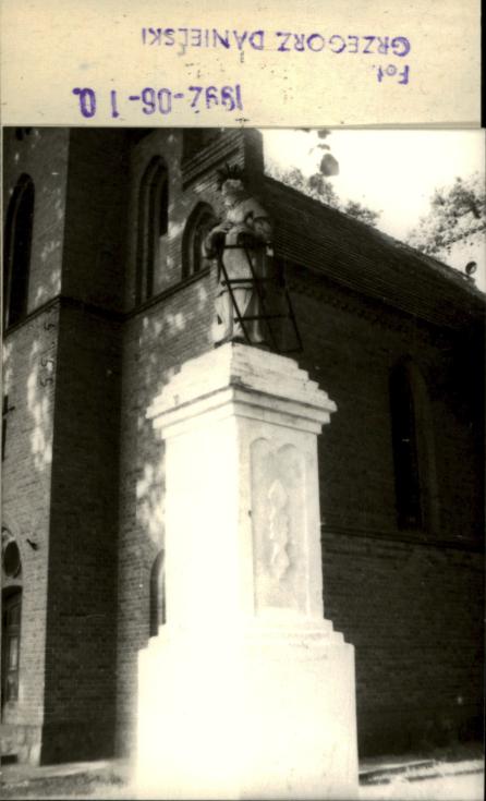 figura św. Wawrzyńca obok kościoła, skan 2