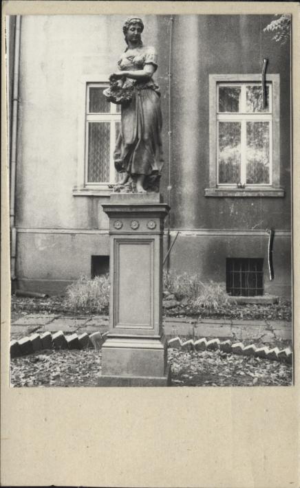 figura w ogrodzie, skan 2