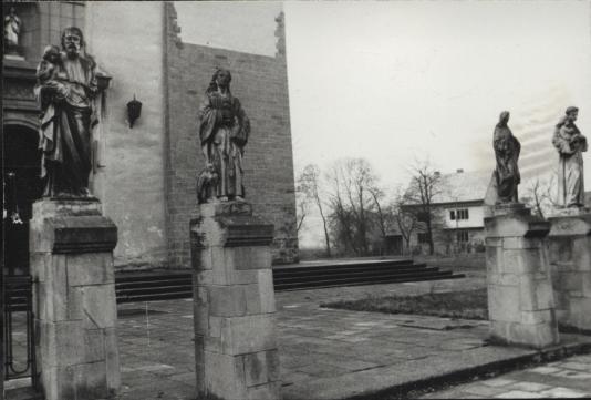 zespół posągów przed kościołem parafialnym, skan 4