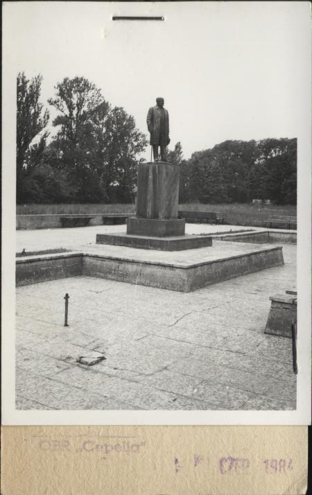 pomnik dr Karola Rychlińskiego, skan 2