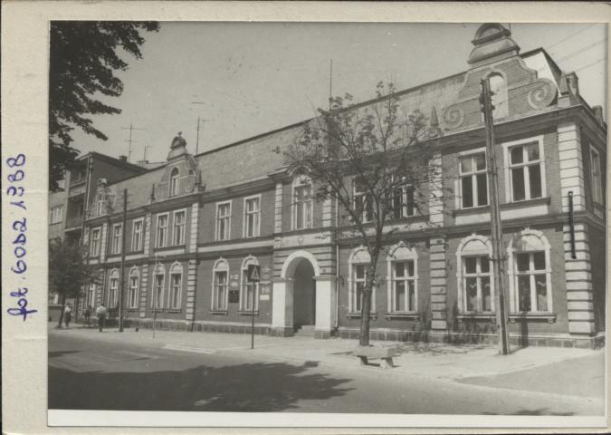 dom mieszkalny, ob. Miejski Dom Kultury, biblioteka, ZNP, ZHP, PZM, skan 2