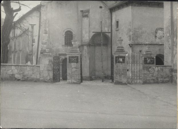 zespół kościoła p. w. ś. Jana, ogrodzenie z bramką, skan 3