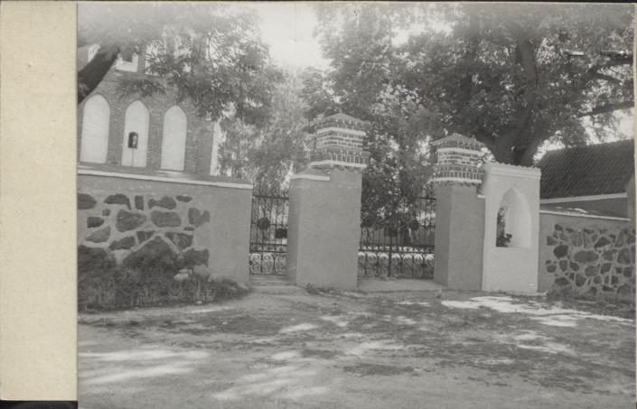 ogrodzenie kościoła paraf. pw. św. Apostołów Piotra i Pawła, skan 2